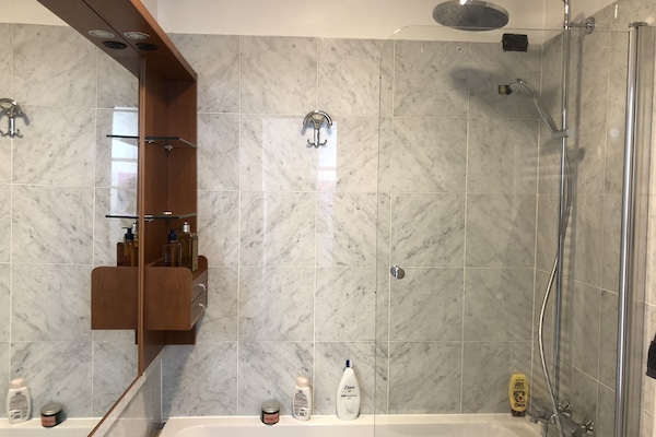 Salle de bain avec baignoire