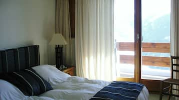 2 chambres, coffres-forts dans les chambres, fer et planche Ă  repasser
