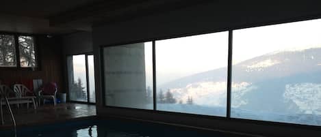 Una piscina cubierta, una piscina climatizada