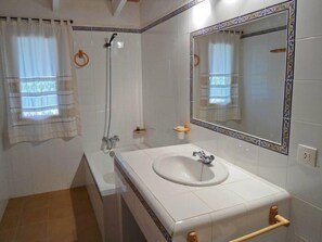 Badewanne, Haartrockner, Handtücher, Toilettenpapier