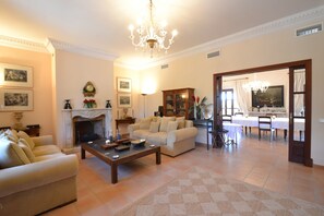 Smart TV, chimenea, reproductor de DVD y tenis de mesa 