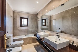 Ensemble baignoire-douche, séchoir à cheveux, bidet, serviettes fournies