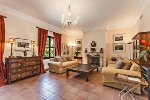 Smart TV, chimenea, reproductor de DVD y tenis de mesa 