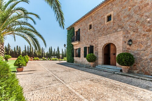 MAGNIFICENT VILLA with private pool of 94 m2 and views to the Sierra de Tramuntana.