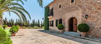 MAGNIFICENT VILLA with private pool of 94 m2 and views to the Sierra de Tramuntana.