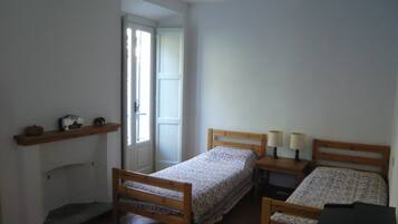 4 slaapkamers, een bureau, een strijkplank/strijkijzer, gratis wifi