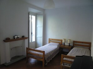 4 bedrooms, desk, iron/ironing board, free WiFi