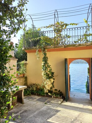 Property grounds - The house by the lake (ORTA SAN GIULIO)
