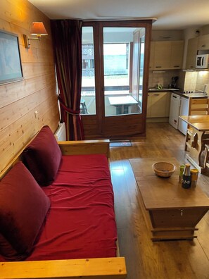 TV - Luxury Studio With Easy Access To The 3 Valleys In A Beautiful Spa Town. (Brides-Les-Bains)