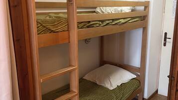 1 slaapkamer, een strijkplank/strijkijzer, wifi