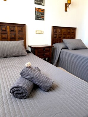 3 عدّة غرف نوم وخزنة داخل الغرفة ومكواة/لوح كي وسرير سفر