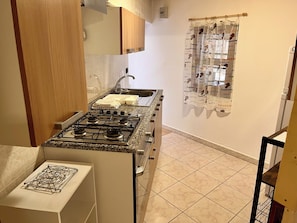 Refrigerador, horno, parrilla de estufa y cafetera y tetera 