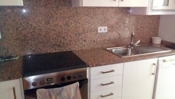 Frigorífico, microondas, horno y placa de cocina