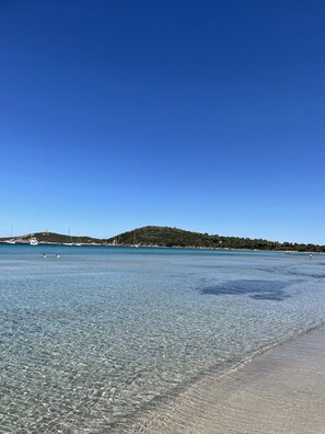 Una spiaggia nelle vicinanze