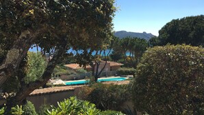 Zona de piscina con vistas despejadas del paisaje circundante, incluyendo árboles y montañas a lo lejos.