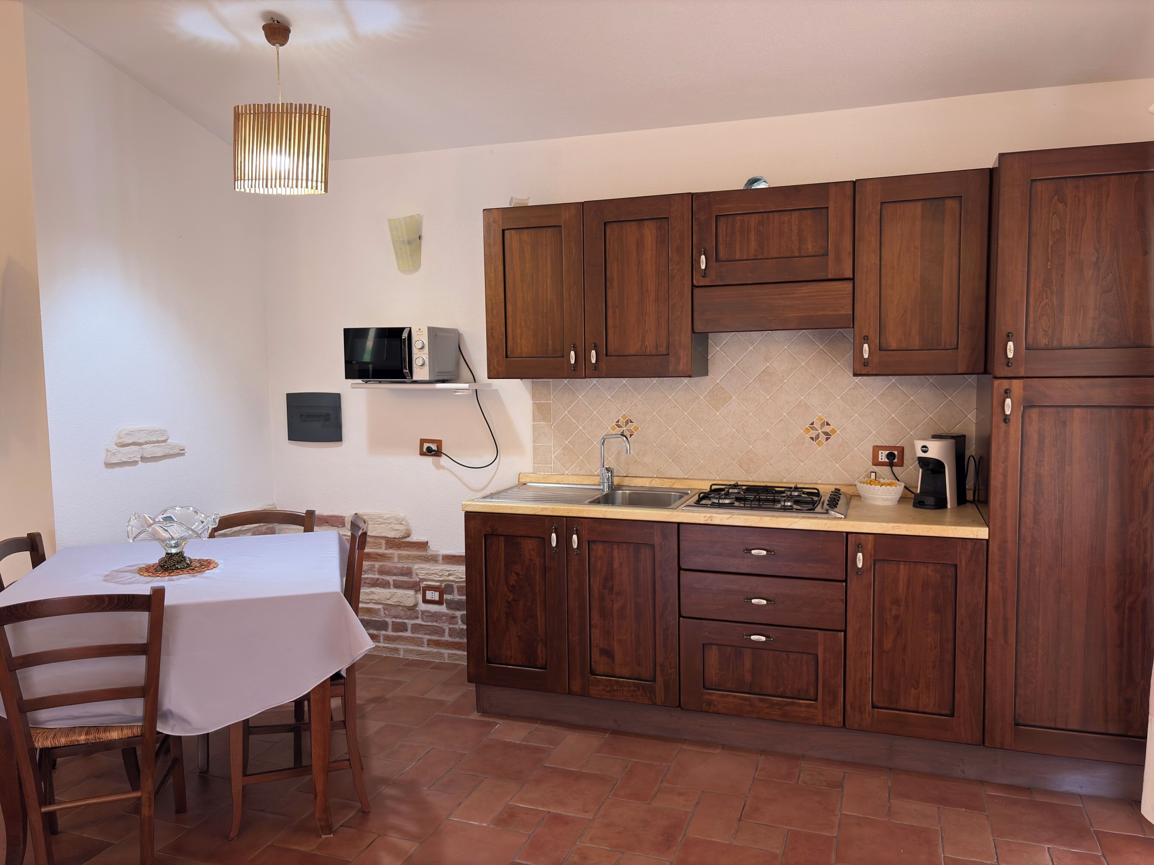 Réfrigérateur, micro-ondes, plaque de cuisson, lave-vaisselle
