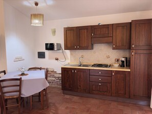 Fridge, microwave, stovetop, dishwasher - Casa Omar: Villa with Private Playground, Outdoor Kitchen & AC – 900m to Beach (Budoni)