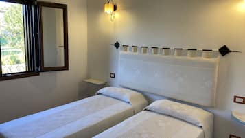 2 quartos, ferros/tábuas de passar roupa, berço de viagem