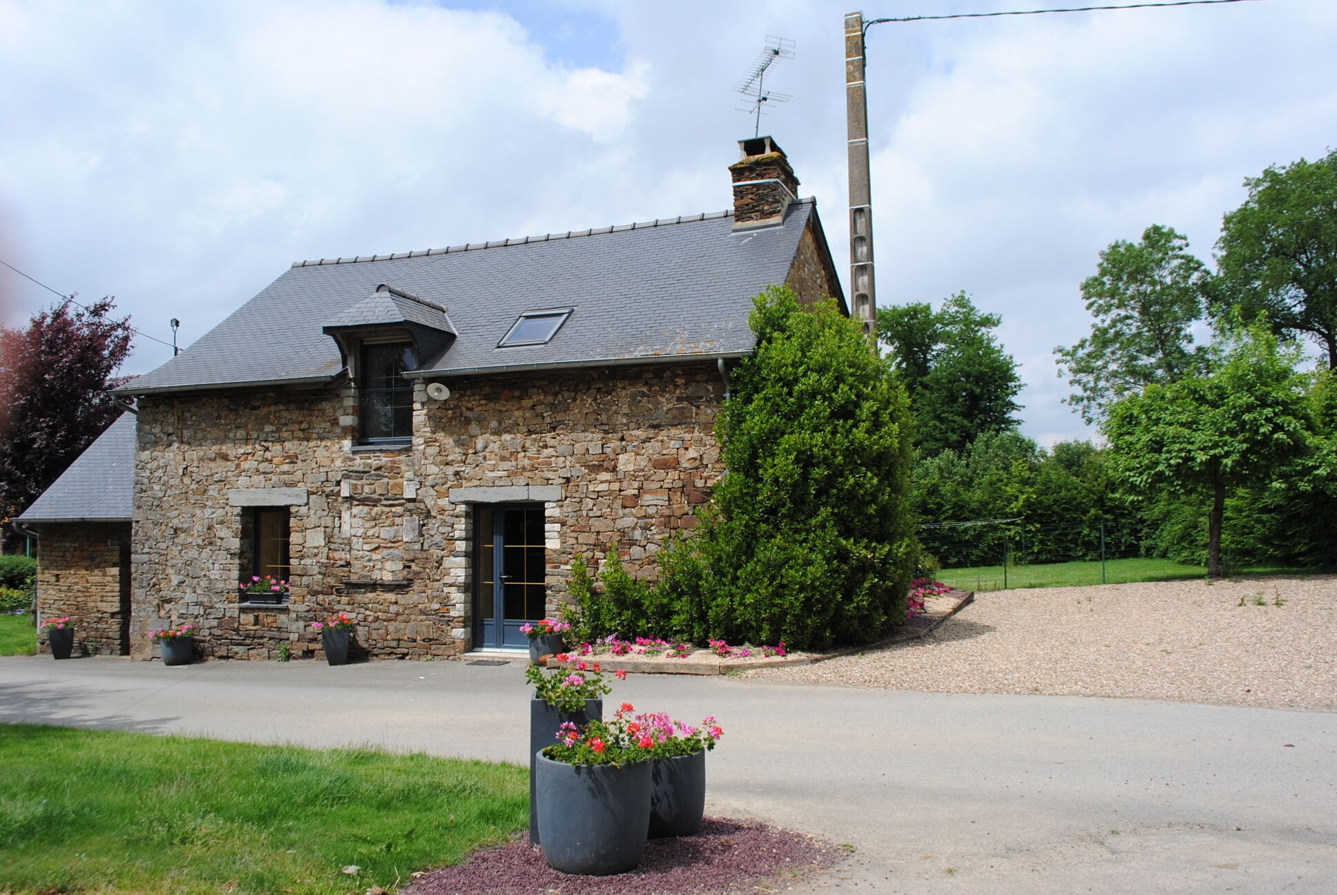 Bourg Des Comptes: cottage cellar