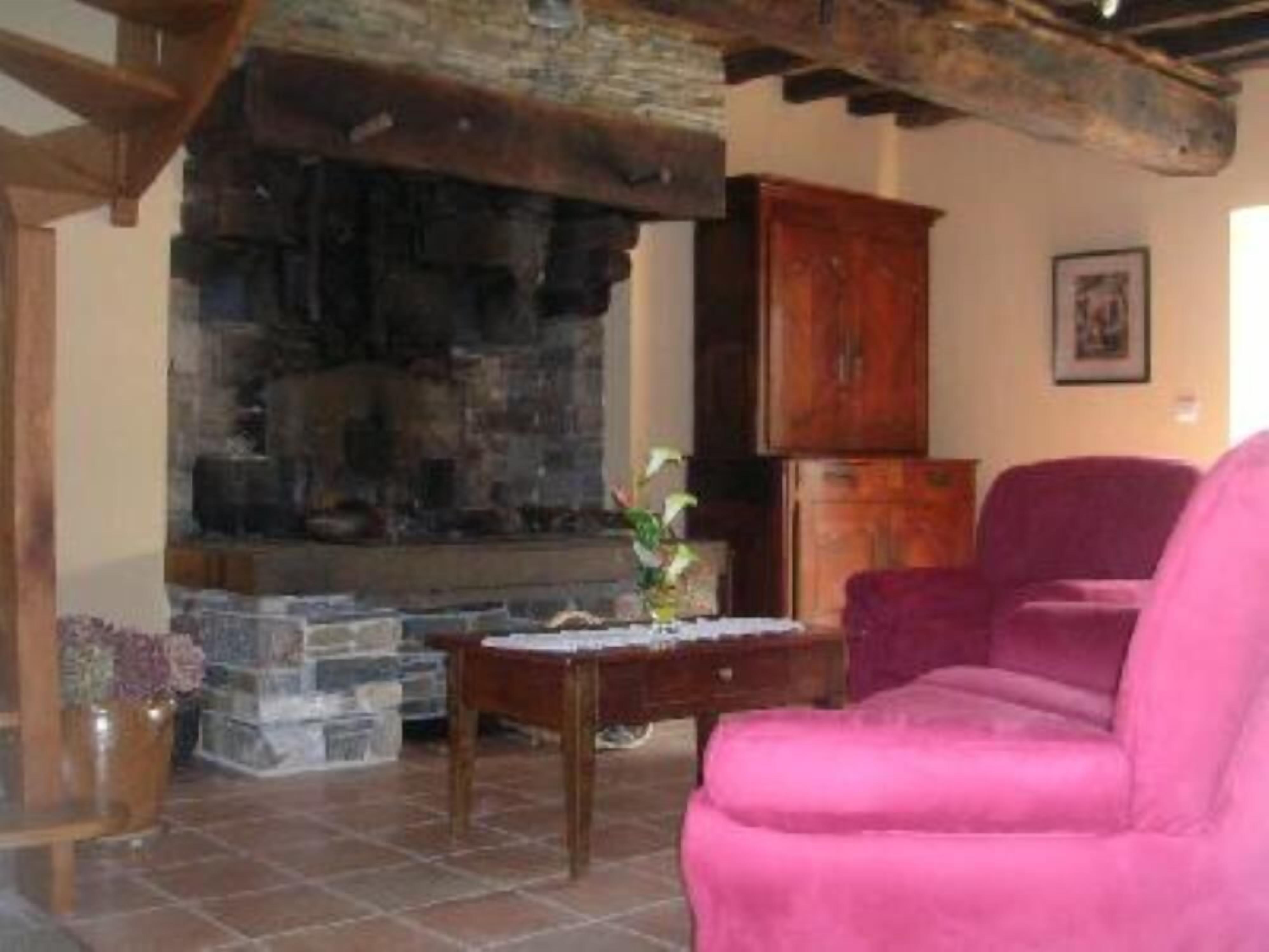 Bourg Des Comptes: cottage cellar