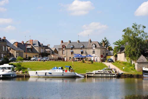 Bourg Des Comptes: cottage cellar