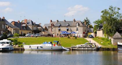Bourg Des Comptes: cottage cellar