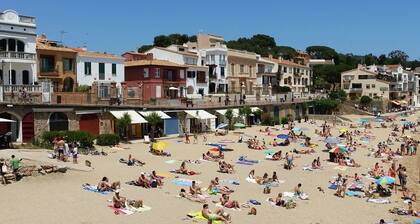 Historic castle is low-key yet elegant and near Girona / Costa Brava beaches