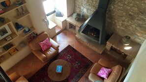 Smart TV, lareira, DVD player, livros