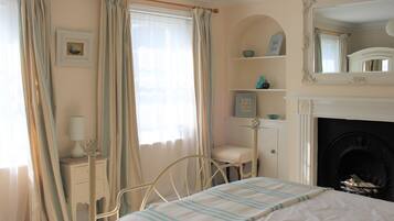 4 bedrooms, desk, iron/ironing board, travel cot