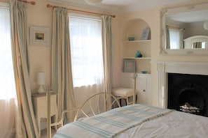 4 bedrooms, desk, iron/ironing board, travel crib