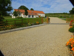 Property grounds - Rose's Rest is a lovely cosy cottage for couples in the Lincolnshire Wolds (Horncastle)