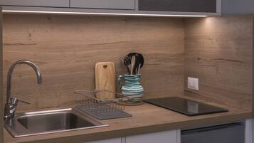 Réfrigérateur, micro-ondes, plaque de cuisson, lave-vaisselle