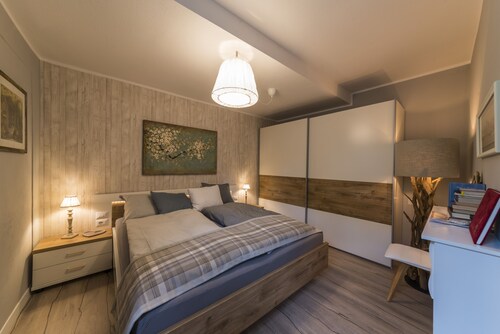 Very quiet apartment with private garden, Wifi and parking the hearth of Brixen 