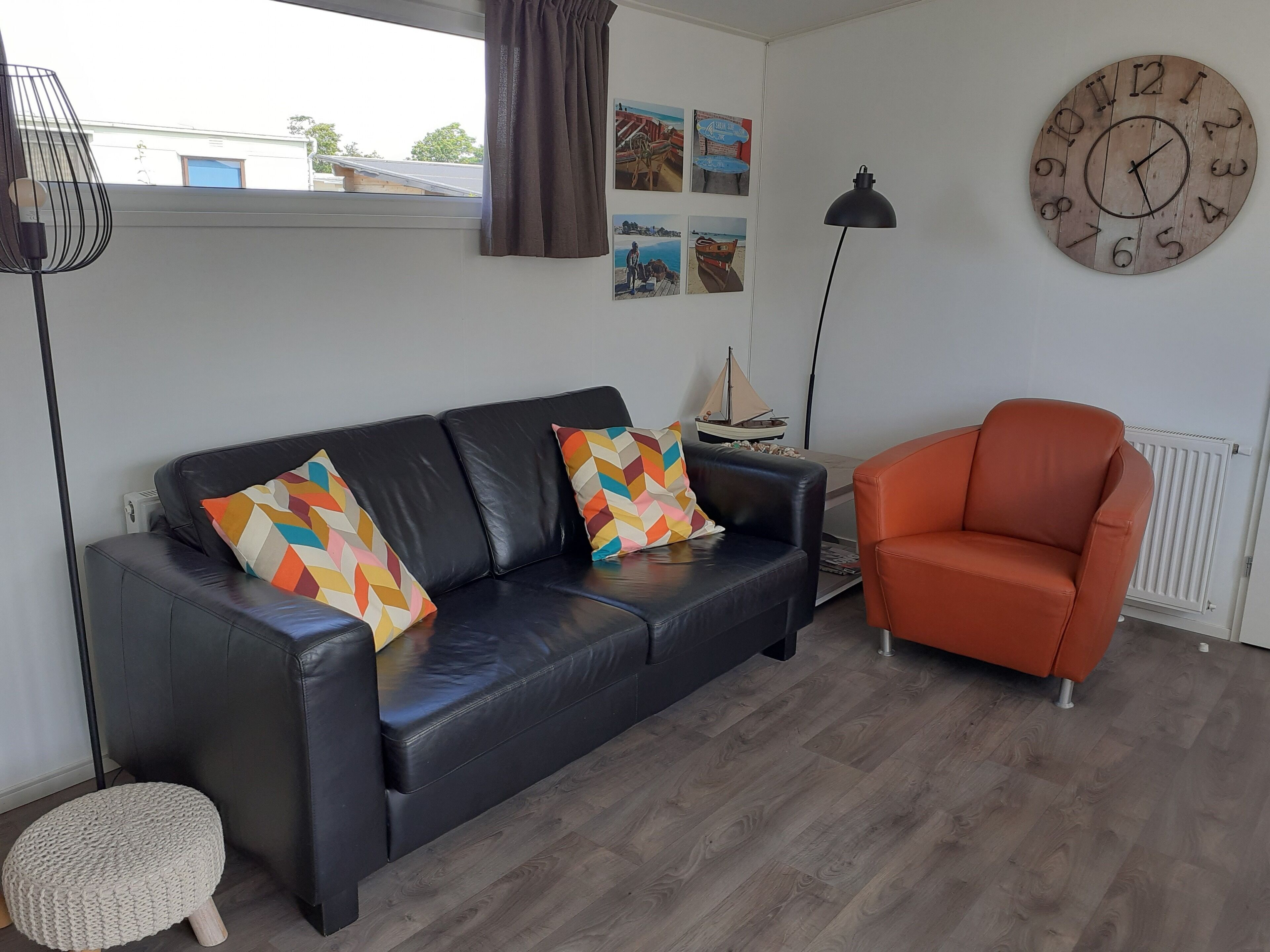 Een televisie en een stereo