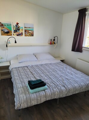2 bedrooms, free WiFi - Renesse Zeeland: Modern 4 person Chalet by the sea.  Modernes Chalet am Meer. (Renesse)