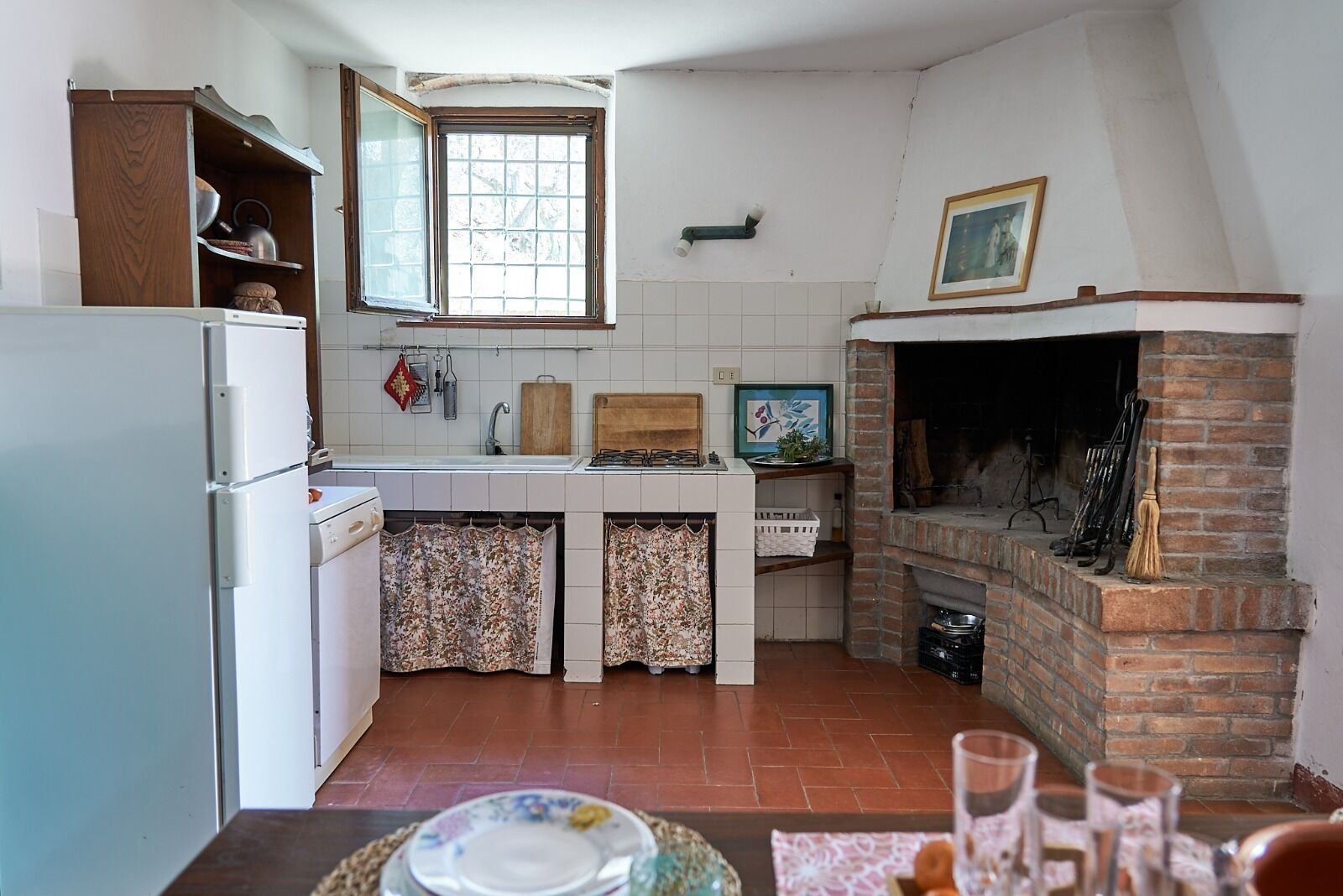 Jääkaappi, uuni, liesi, astianpesukone