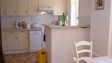 Een koelkast, een microgolfoven, een oven, een kookplaat