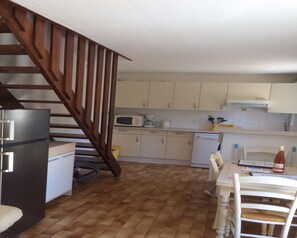 Fridge, microwave, oven, stovetop - Family friendly villa 10 minutes walk to beach. Pool in residence (Agde)
