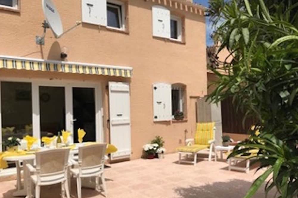 Family friendly villa 10 minutes walk to beach. Pool in residence