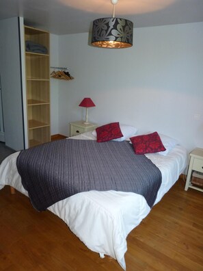 3 室のベッドルーム、アイロン / アイロン台、WiFi、ベッドシーツ