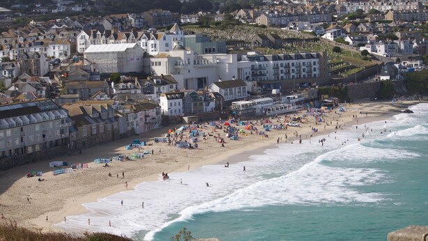 A coastal town with a beach, buildings, and a rocky shoreline. - Fisherman's Cottage, fantastic Downalong location (Saint Ives)