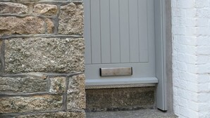 A stone building with a white door and a window. There is a sign on the wall that reads "4 St Eia." - Fisherman's Cottage, fantastic Downalong location (Saint Ives)