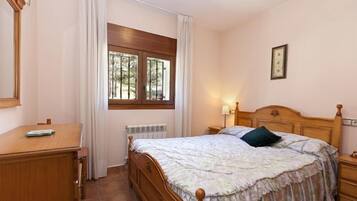 4 bedrooms, iron/ironing board, bed sheets