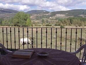 Outdoor dining - Rural House El Mirador del Valle, near Valdelinares ski slopes  (Alcalá de la Selva)