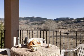 Outdoor dining - Rural House El Mirador del Valle, near Valdelinares ski slopes  (Alcalá de la Selva)