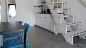 Een koffiezetapparaat/waterkoker, een koelkast, een microgolfoven