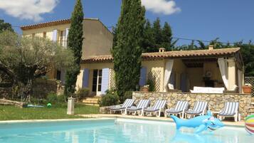 Een buitenzwembad en een verwarmd zwembad