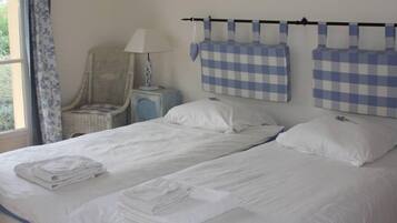 4 slaapkamers, een strijkplank/strijkijzer, reisbedje, gratis wifi