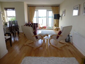 Smart-TV, DVD-spiller og bøker