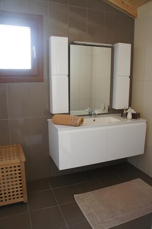 Combined shower/tub, jetted tub, hair dryer, towels
